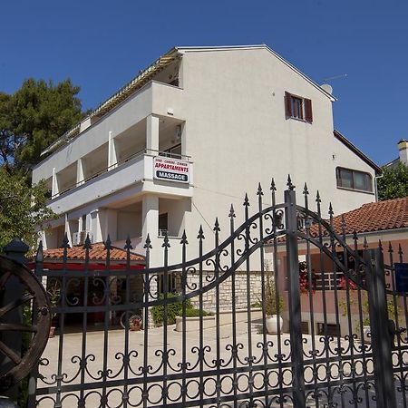 Apartments Villa Ban Ровінь Екстер'єр фото