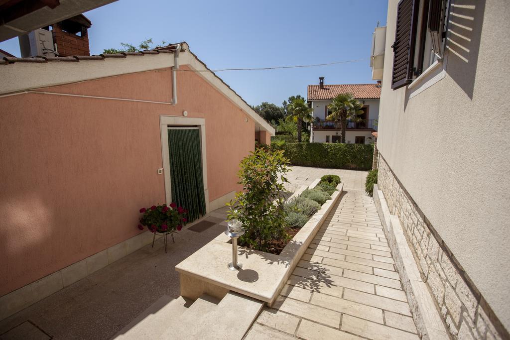 Apartments Villa Ban Ровінь Екстер'єр фото